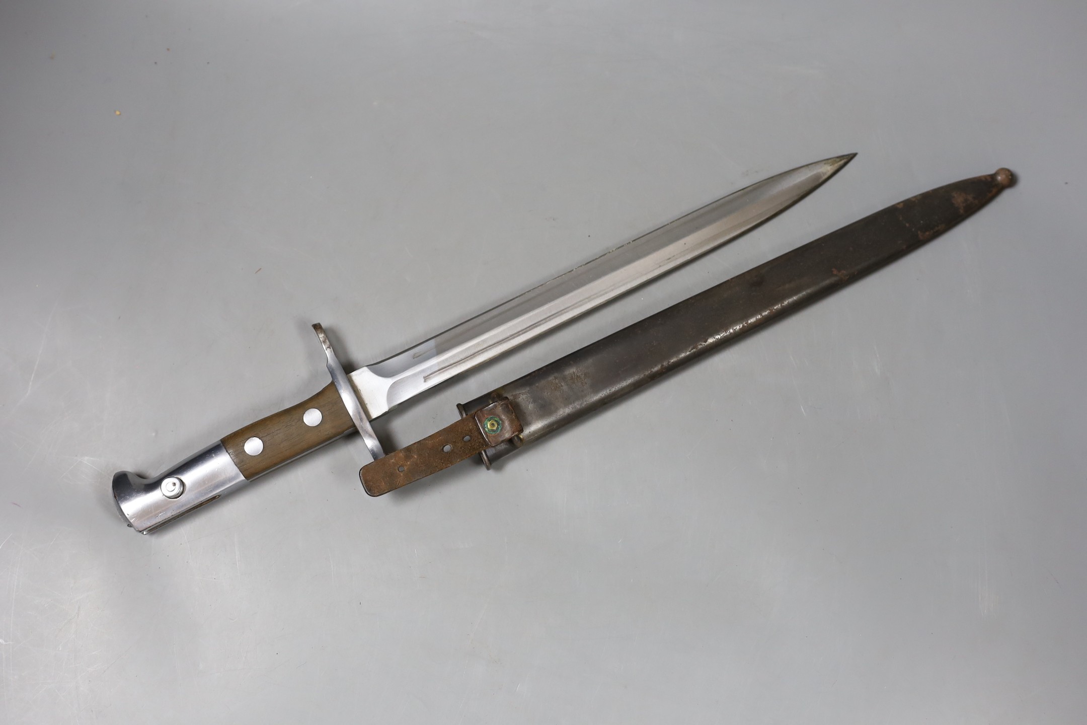 A Swiss bayonette, the blade marked WAFFENFABRIK NEUHAUSEN, hilt serial number 771335, with sheath